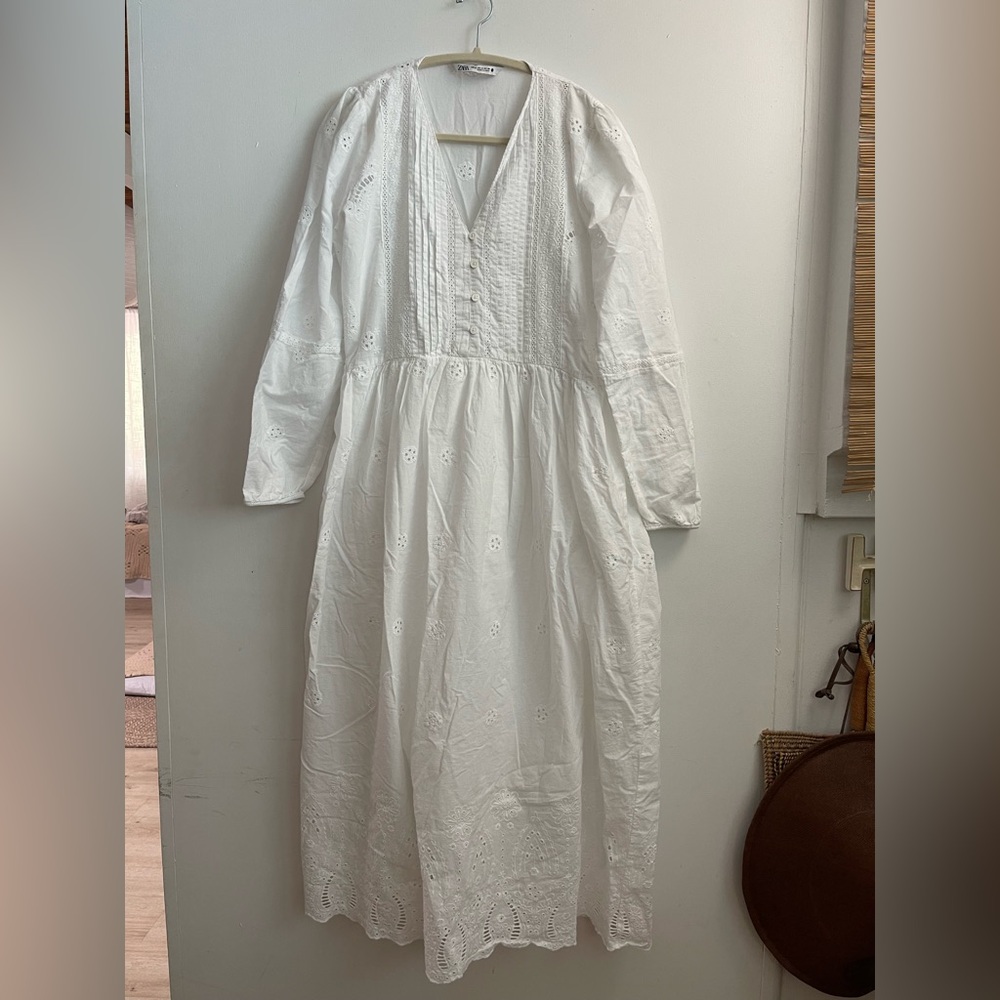 🛑SOLD🥳 Zara White embroidered long sleeve dress. Size medium